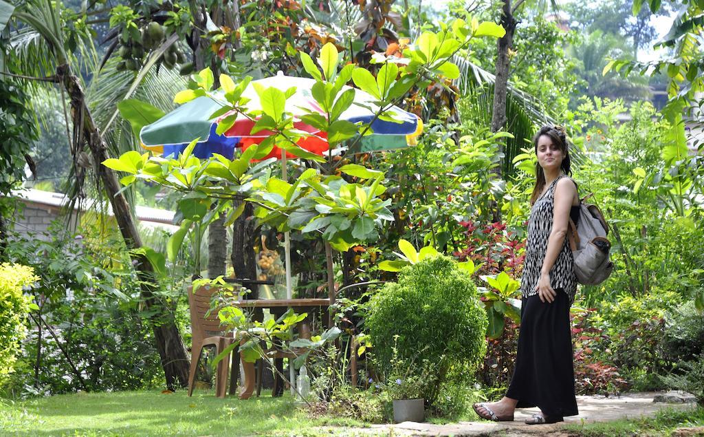 Haniffas Holiday Inn Kandy Buitenkant foto